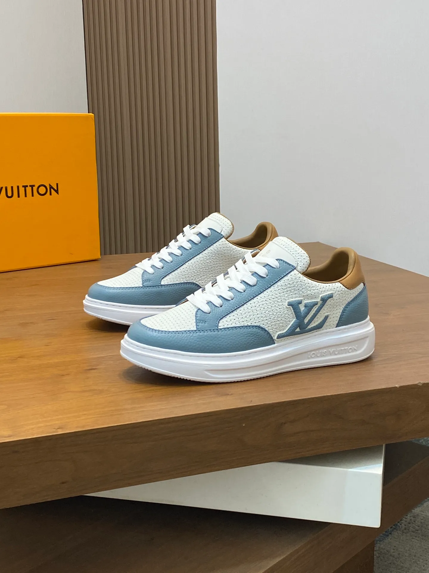 Factory Price: 400💰LV🔍Top Purchasing Agency🇮🇹 Lu Street Boy’s popular sports shoes counter synchronized, uppers imported from Italy cowhide fabric, high-quality complex splicing crafts, imported water-dyed cowhide lining cowhide feet Sole: Original sole provided by the original factory, T men's men's shoes 💰U exclusive movable molded sole, super comfortable, original factory follow-up goods, 🔍🔍high quality, can be entered and exited the counter at will, welcome to compare, code number 39-44 (order 38 45)